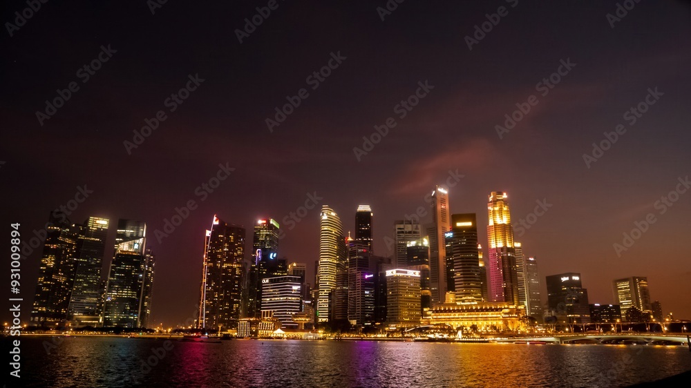 Obraz premium Sunset Amazing Bangkok city skyline with blue sky. Golden time Beautiful skyscraper bangkok midtown landscape. Capital building background modern office district. downtown City night life