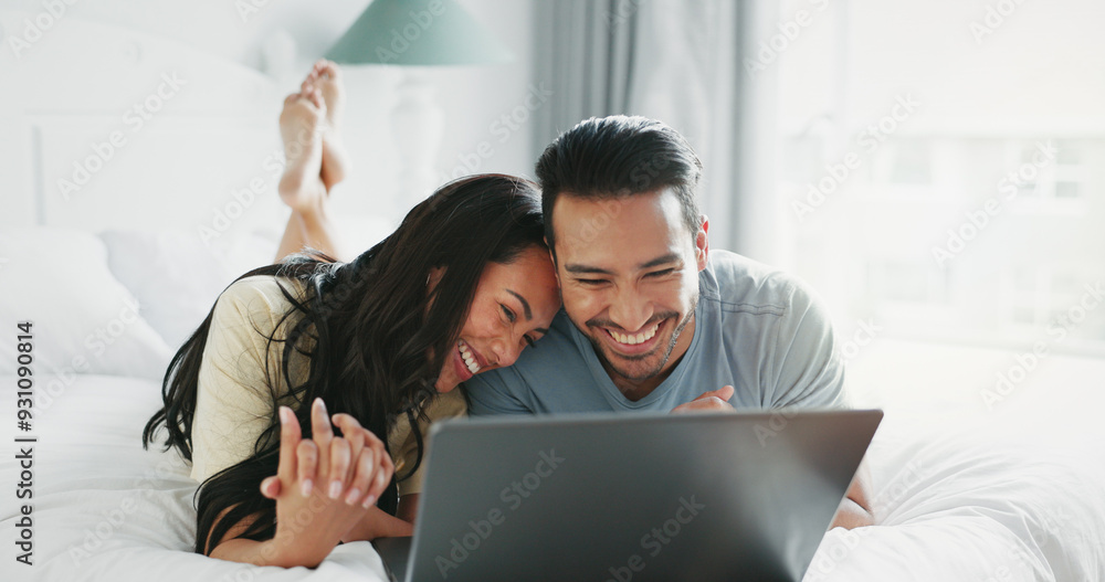Φωτογραφία Bedroom, home and couple with laptop, hug and conversation with love, romance and dating