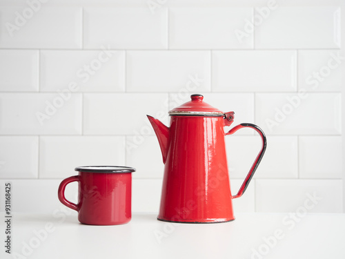 Fotografía old fashion red enameled steel coffee pot and mug on table with white tile backgrounds and copy space