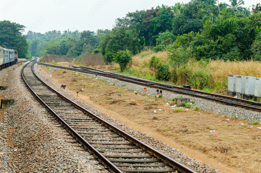 Obraz premium Railway tracks merging