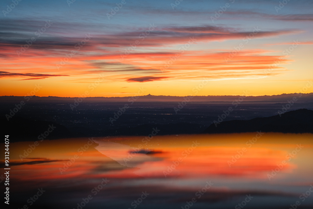 Fototapeta premium Breathtakig sunset sky during a cold winter day, Northern Italy