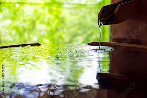 源泉かけ流しの温泉、自然の緑背景
