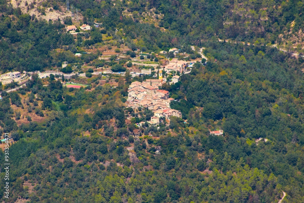 Fototapeta premium village de l'arrière pays Niçois dans les alpes maritimes en France du sud vu depuis le mont Vial à 1600 mètre d'altitude