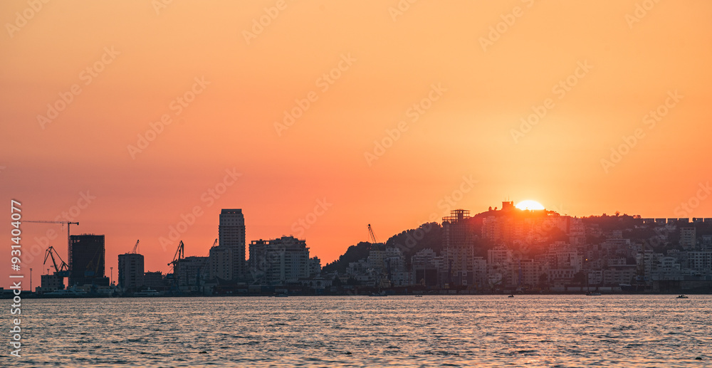 Fototapeta premium Golden hour sunset at the beach
