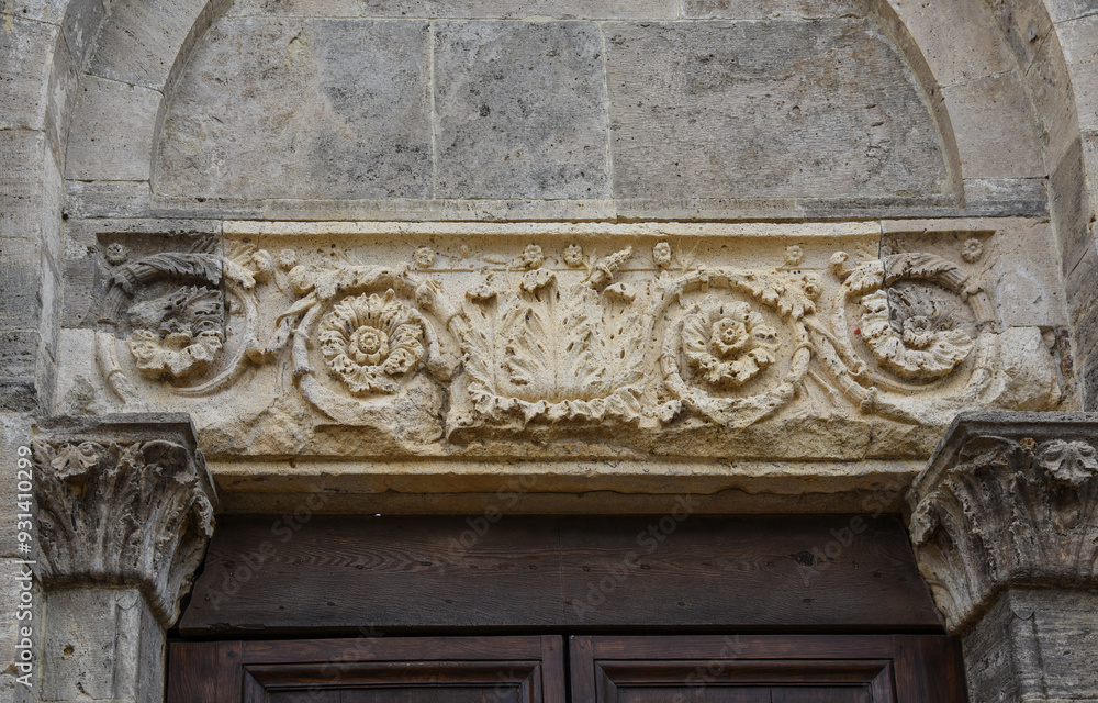 Abbazia di San Galgano, fregio sull’architrave della porta d’ingresso Abbazia di San Galgano, fregio sull’architrave della porta d’ingresso
