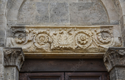 Abbazia di San Galgano, fregio sull’architrave della porta d’ingresso photo