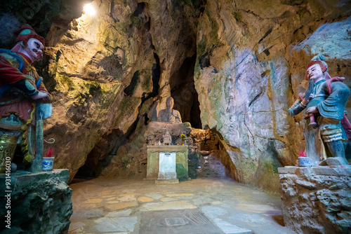 베트남에 있는 유명한 관광 명소인 마블 마운틴의 아름다운 모습이다.