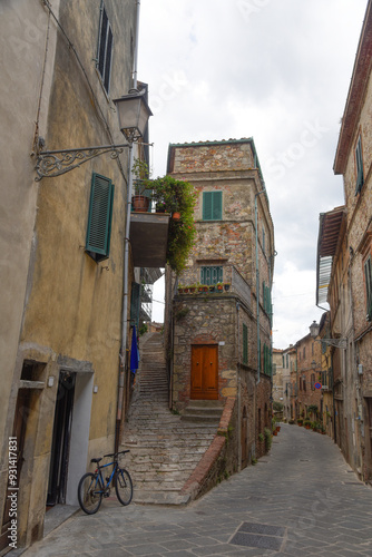 Chiusdino, vicolo nel centro storico photo