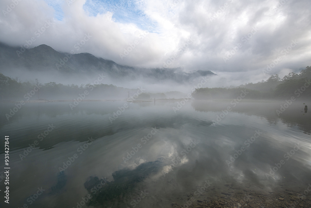 Fototapeta premium 朝もやに包まれた大正池 上高地