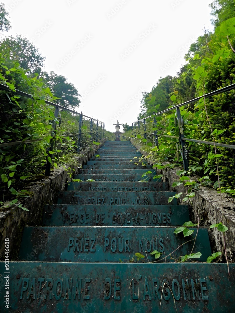 Obraz premium Hiking in the Argonne forest in France - View of the religious monument - Côte à Vignes - Sainte Menehould commemoration