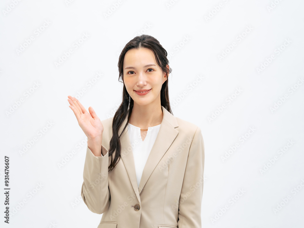 案内する女性ビジネスパーソン 案内する女性ビジネスパーソン