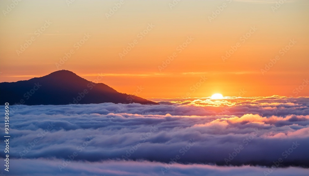 Obraz premium Sunrise Over a Sea of Clouds: Majestic Mountain Peak View
