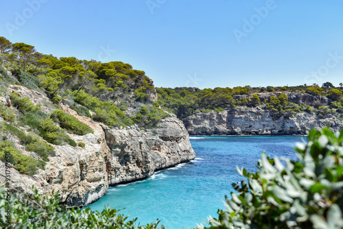 Una cala en Mallorca, con formaciones rocosas y aguas cristalinas. 
