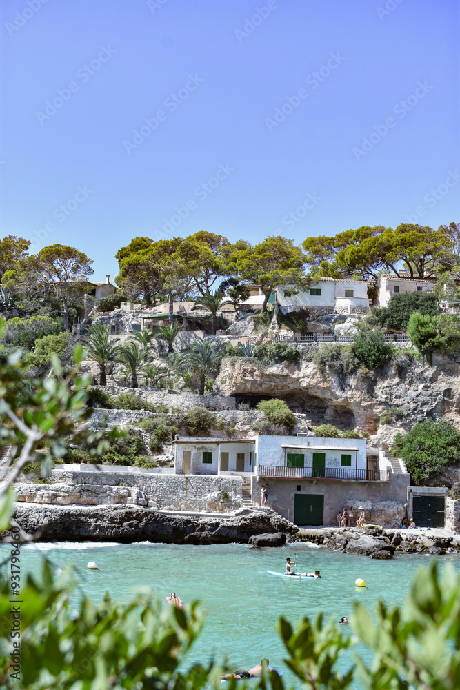 Obraz premium Una cala en Mallorca, con formaciones rocosas y aguas cristalinas.