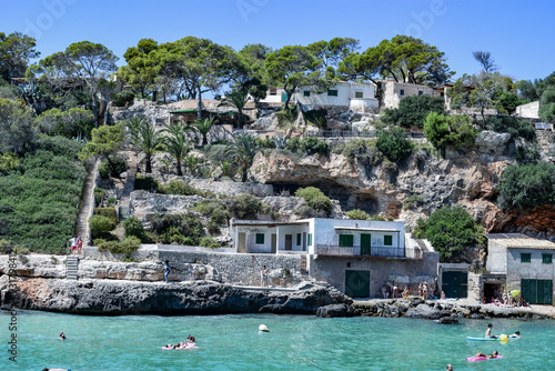 Una cala en Mallorca, con formaciones rocosas y aguas cristalinas. 