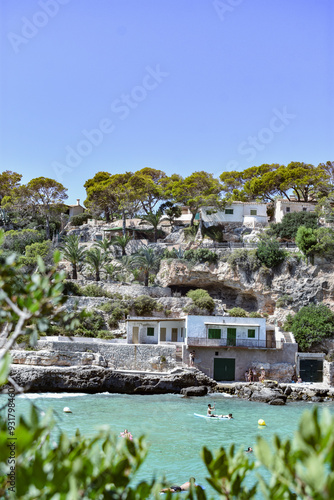 Una cala en Mallorca, con formaciones rocosas y aguas cristalinas. 