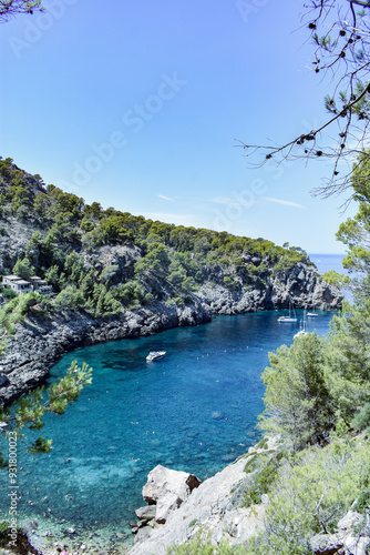 Una cala en Mallorca, con formaciones rocosas y aguas cristalinas. 