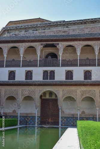 Espléndida vista de la Alhambra, uno de los destinos turísticos más icónicos de España. La imagen captura la majestuosidad de este histórico complejo, situado en la hermosa ciudad de Granada.