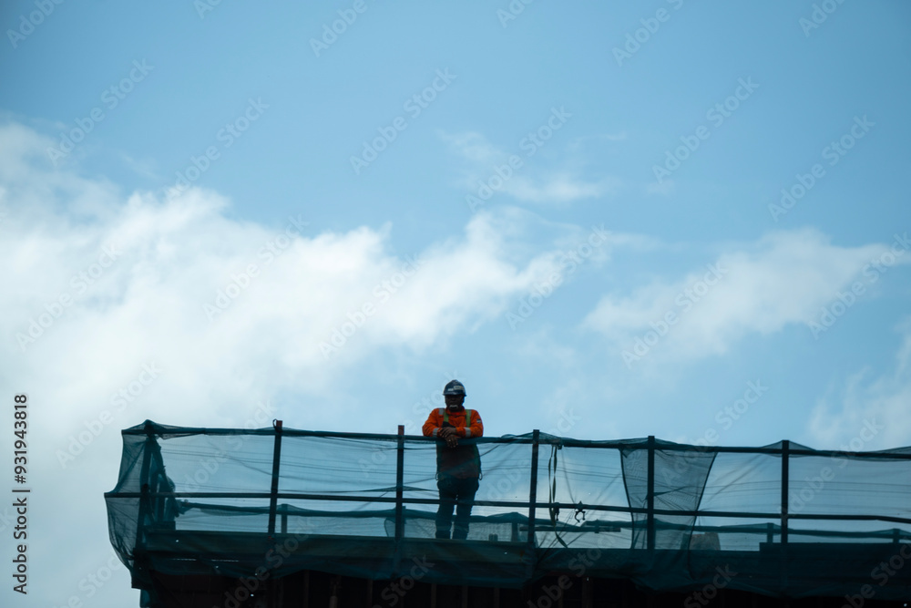 Fototapeta premium Trabajador de la obra del metro de panama Oeste toma un descanso bajo el sol abrasador para seguir con sus labores