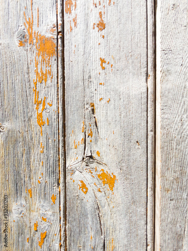 de la peinture ecaillée sur des vielles planche de bois pour servir ressources graphiques ou de fond de decoration pour artistes et createurs