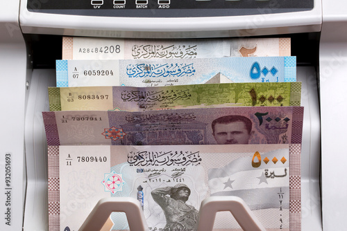 Obraz w ramie Syrian Pound in the counting machine