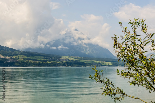 Thunersee, Niesen, Faulensee, Seeufer, Uferweg, Interlaken, Schifffahrt, Seerundfahrt, Wassersport, Alpen, Wolken, Nebel, Berner Oberland, Sommer, Schweiz photo