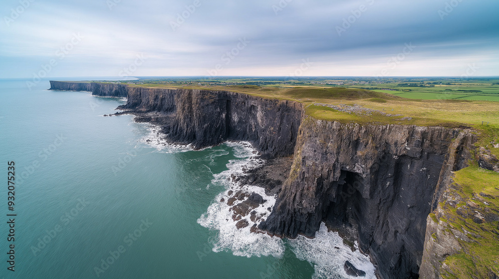 Obraz premium dramatic coastal cliffs with crashing waves
