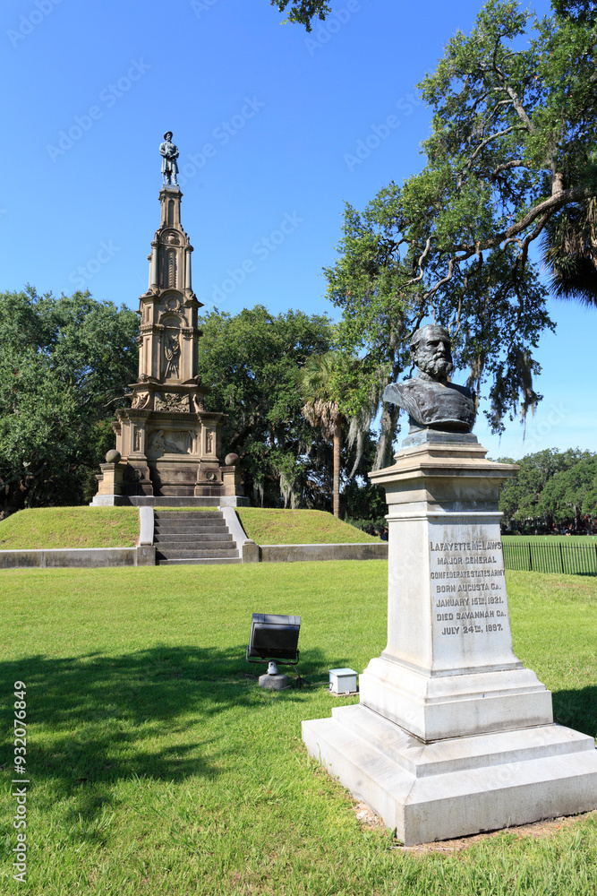 Obraz premium Statue of Lafayette McLaws with civil war confederate monument in background in Savannah, Georgia, USA