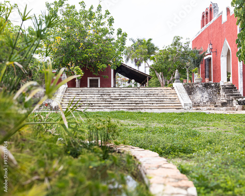 jardin de hacienda antigua en dic soleado photo