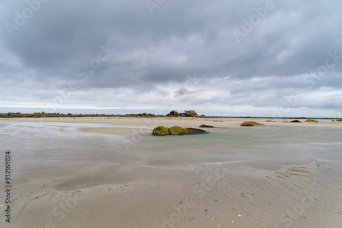 Baïnes sur la plage des Amiets à marée basse sur la côte bretonne, révélant un paysage côtier intrigant et changeant. photo