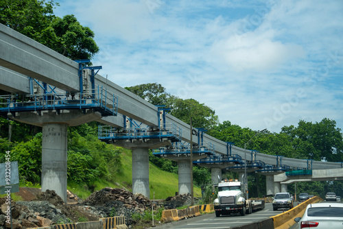 Vias del metro de Panama Oeste recorren el costado de la carretera panamericana.