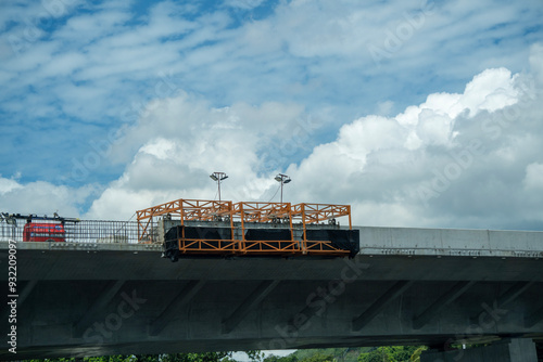 Estación de trabajo móvil utilizada en la construcción de puentes y elevados