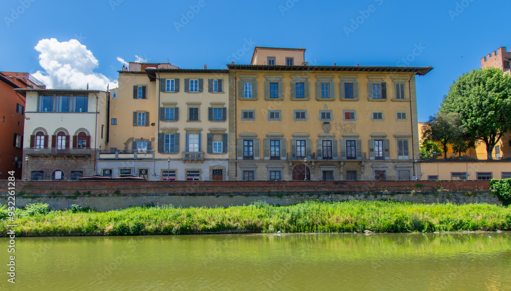 Fototapeta premium View of the architecture of the beautiful city of Florence in Italy from the Arno River
