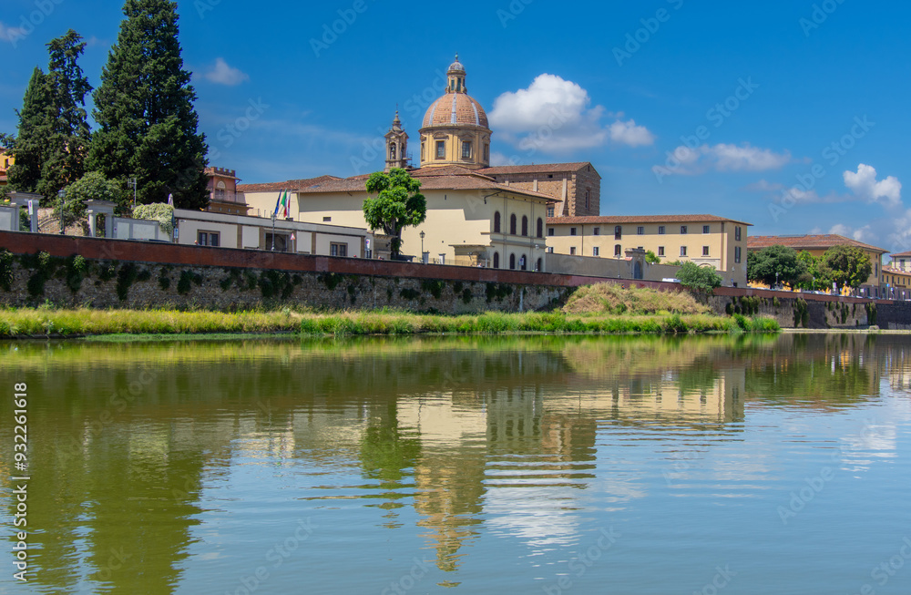 Fototapeta premium View of the architecture of the beautiful city of Florence in Italy from the Arno River