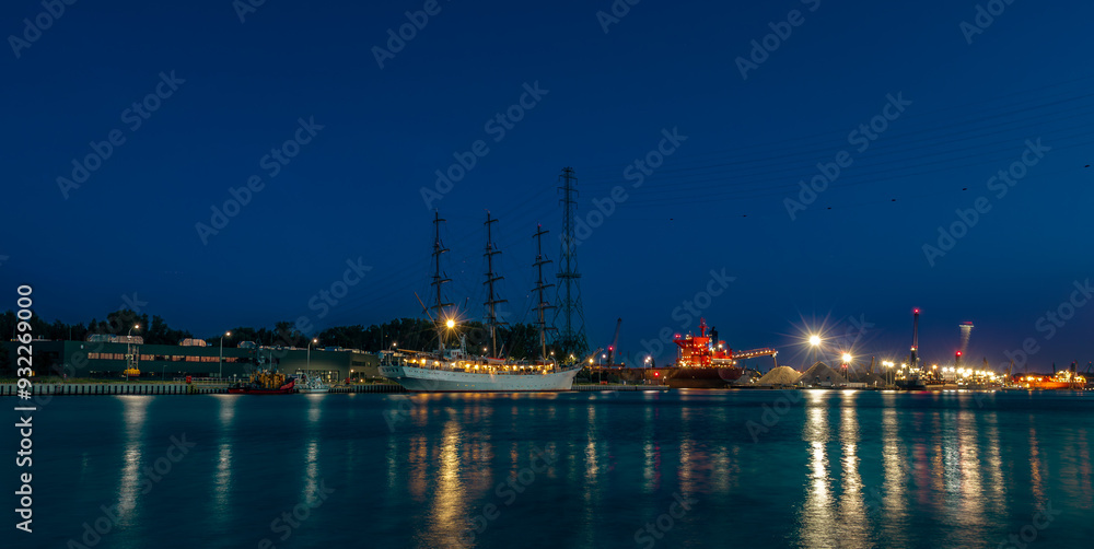 Fototapeta premium port gdansk at night