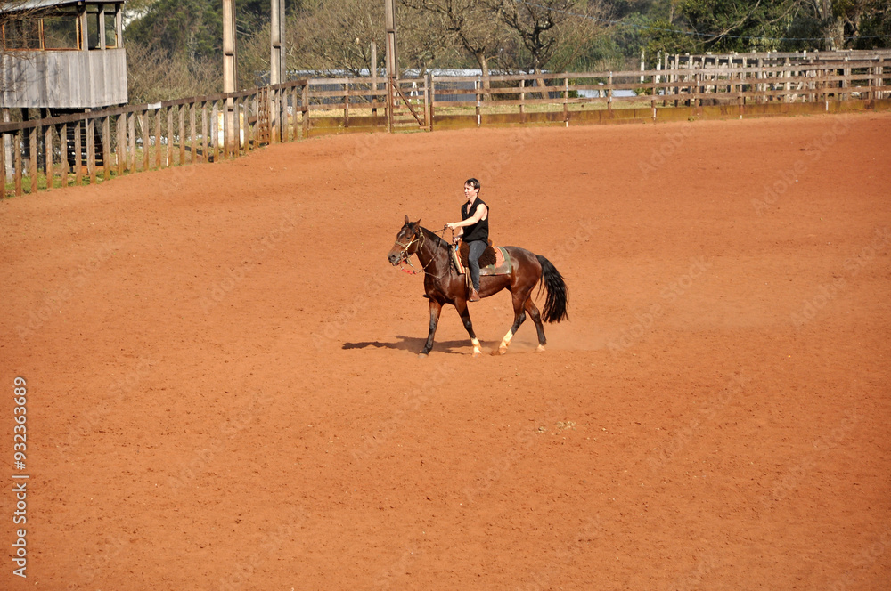 homem cavalgando andando de cavalo em arena externa homem cavalgando andando de cavalo em arena externa