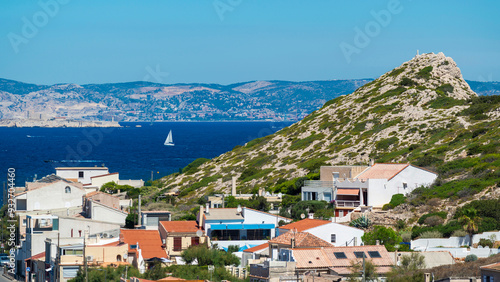 Vue panoramique sur le village des Goudes aux environs de Marseille photo