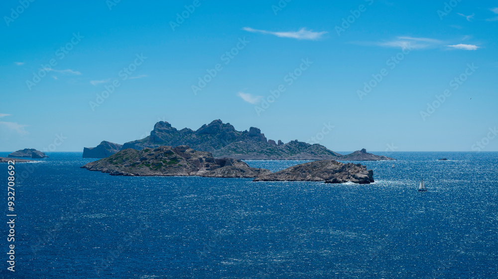 Naklejka premium Vue panoramique du littoral aux environs de Marseille par une journée lumineuse de printemps
