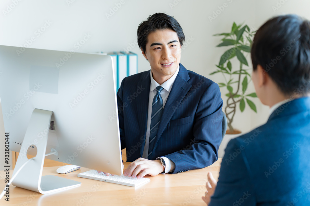 微笑みながら話す爽やかなビジネスマン 微笑みながら話す爽やかなビジネスマン