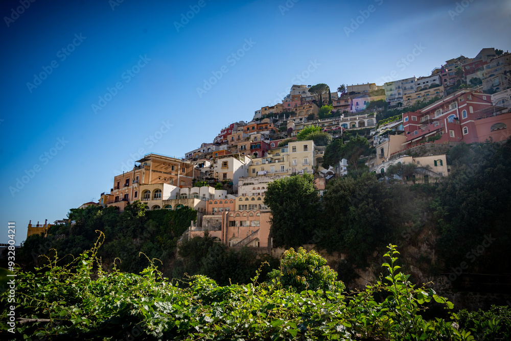 Fototapeta premium Vista de la costa de Amalfi de Italia durante un día soleado.