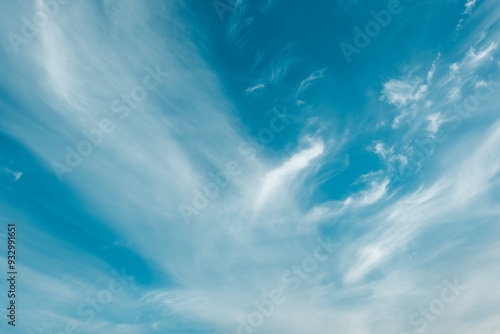 夏の空 青空に伸びるすじ雲と飛行機雲 太陽の光の背景壁紙 アウトドア・風景・旅行