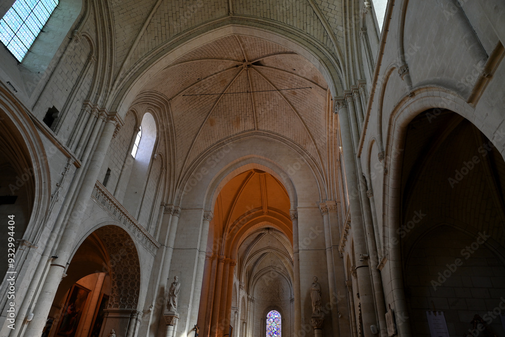 Vue intérieure de l'église Saint-Pierre-du-Marais de la ville de Saumur avec ses arches Vue intérieure de l'église Saint-Pierre-du-Marais de la ville de Saumur avec ses arches