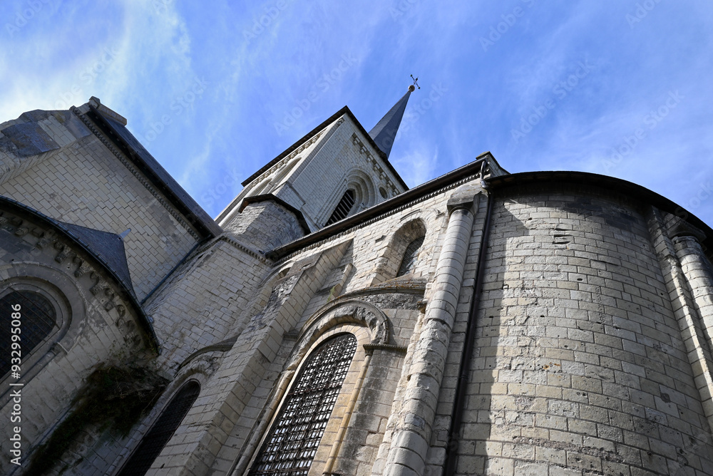 Vue arrière de l'église Saint-Pierre-du-Marais dans la ville de Saumur Vue arrière de l'église Saint-Pierre-du-Marais dans la ville de Saumur
