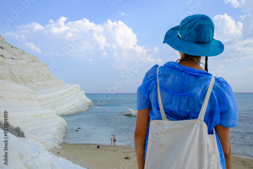 joven caminando en Stair of the Turks, Sicilia.