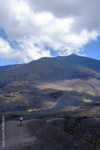 Mountain bike en el Monte Etna: el Parque y el Valle del Bove, Sicilia, Italia.