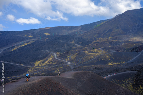Mountain bike en el Monte Etna: el Parque y el Valle del Bove, Sicilia, Italia.