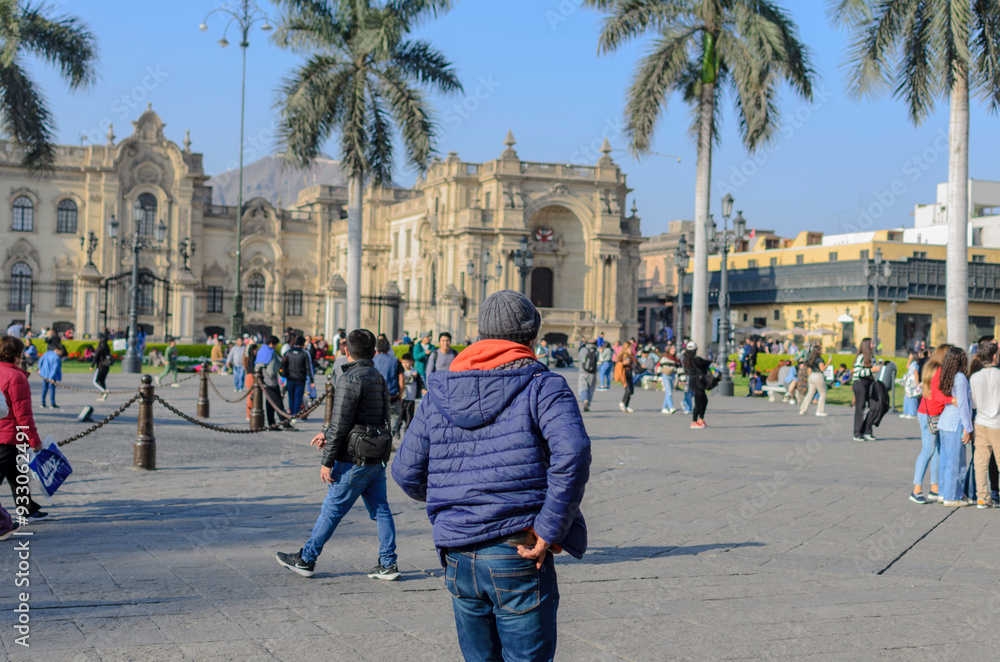 Obraz premium Persona en primer plano caminando en la Plaza Mayor de Lima