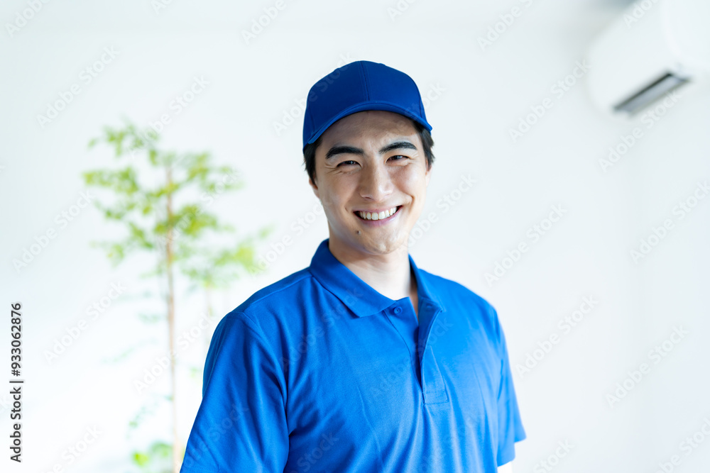 笑顔でカメラ目線の引越し業者の男性