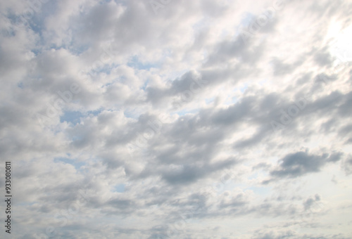 Wolkiger Himmel in der Morgendämmerung