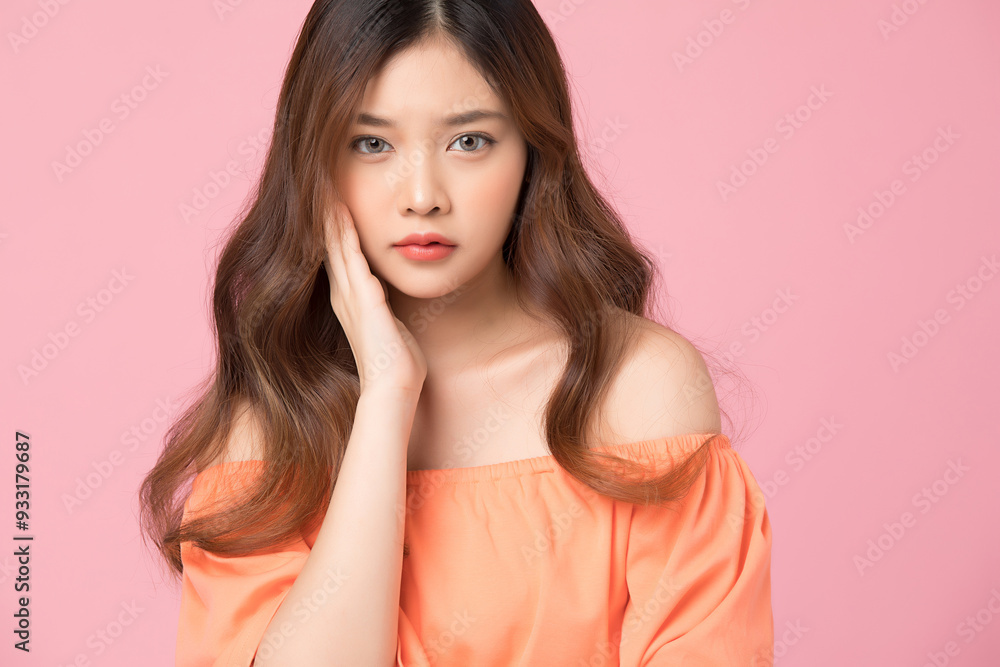 心配そうな表情している若い女性 心配そうな表情している若い女性